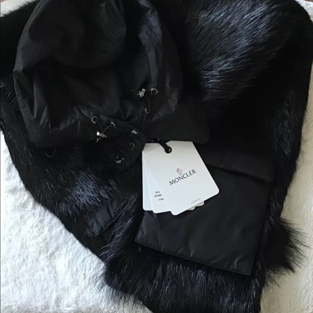 RARE New Authentic Moncler Beaver Fur Sciarpa